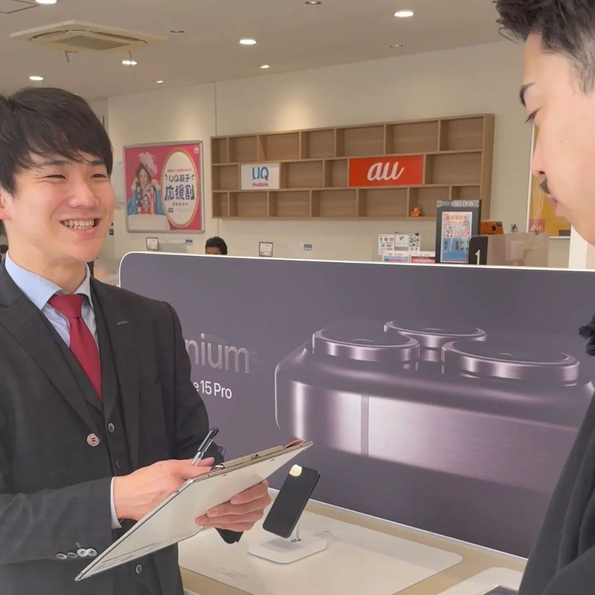 携帯ショップで接客する弊社スタッフ